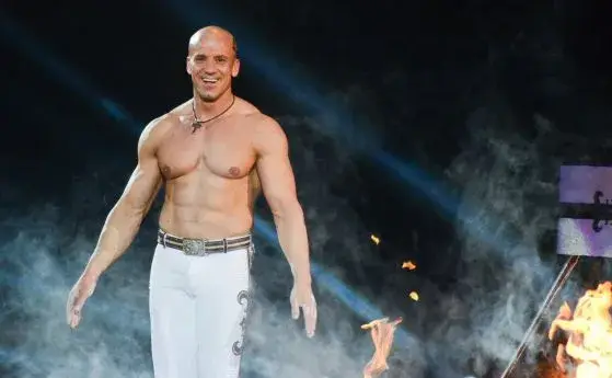 Енчо Керязов слезе от сцената с пищно шоу