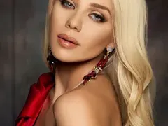 Фолкзвездата  Гергана стана  касиерка  в „Лидъл“