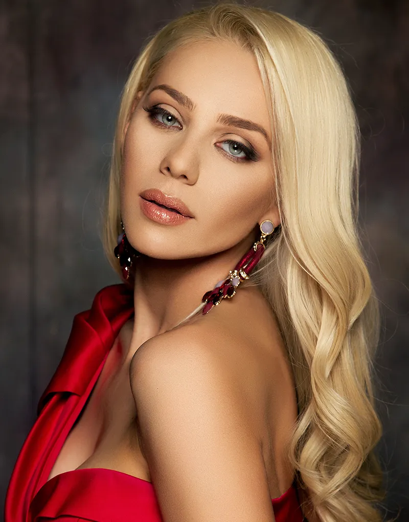 Фолкзвездата  Гергана стана  касиерка  в „Лидъл“