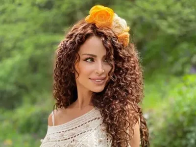 Футболна фенка! Шефката на силиконките оракул на мачове!