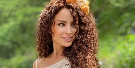 Футболна фенка! Шефката на силиконките оракул на мачове!