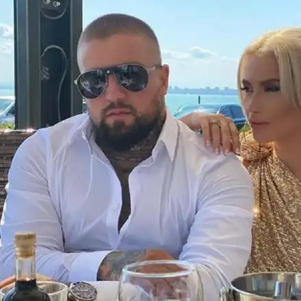 Гаджето на Тита я глези за ЧРД! Ето какво й подари (СНИМКИ)