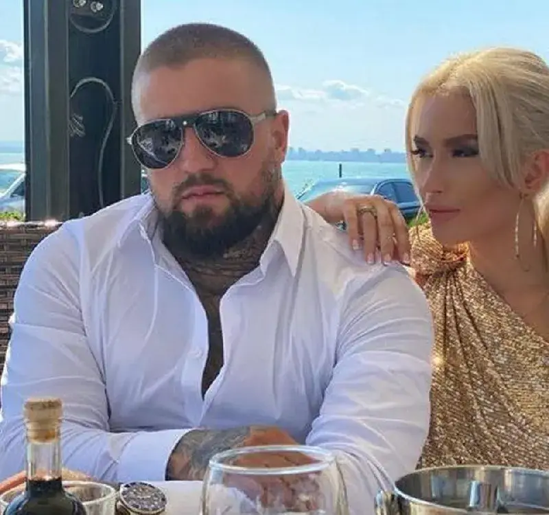 Гаджето на Тита я глези за ЧРД! Ето какво й подари (СНИМКИ)