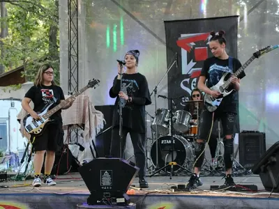 Явлението Second to None – нежни мацки и здрави жици (Снимки, Видео)