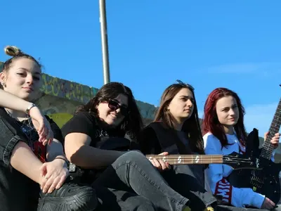 Явлението Second to None – нежни мацки и здрави жици (Снимки, Видео)