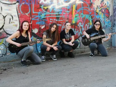 Явлението Second to None – нежни мацки и здрави жици (Снимки, Видео)