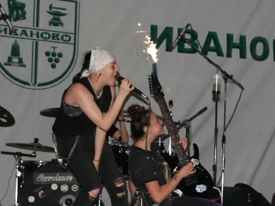 Явлението Second to None – нежни мацки и здрави жици (Снимки, Видео)