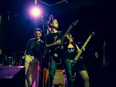 Явлението Second to None – нежни мацки и здрави жици (Снимки, Видео)