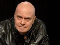 Жената до Слави Трифонов с паранормални способности, лепи ютии по тялото си (Снимка)