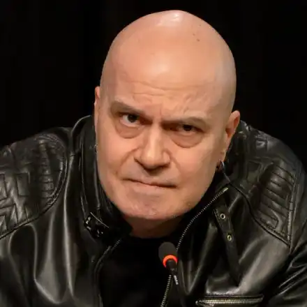 Жената до Слави Трифонов с паранормални способности, лепи ютии по тялото си (Снимка)