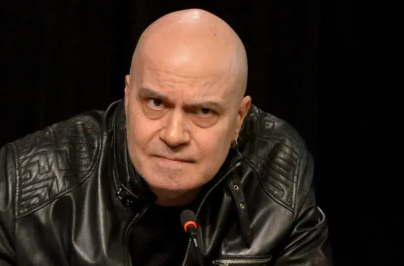 Жената до Слави Трифонов с паранормални способности, лепи ютии по тялото си (Снимка)