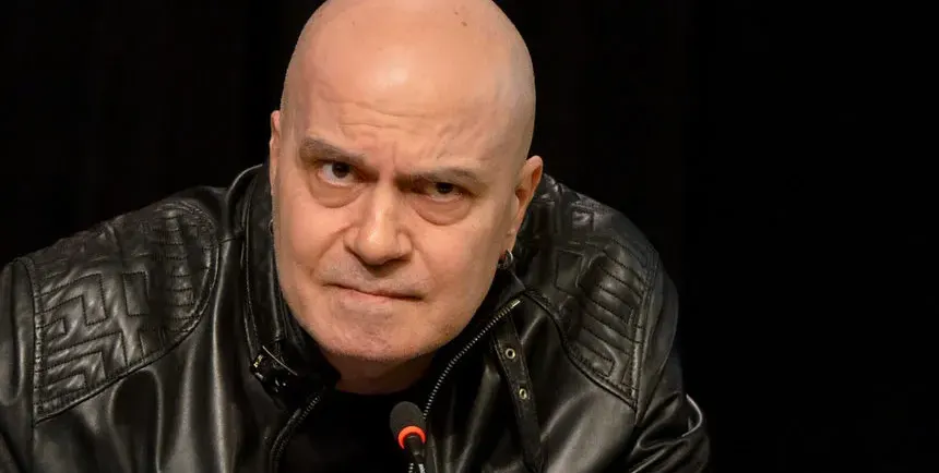 Жената до Слави Трифонов с паранормални способности, лепи ютии по тялото си (Снимка)