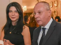 Жената на Станишев стана пианистка (Моника тръгна и на уроци по френски)