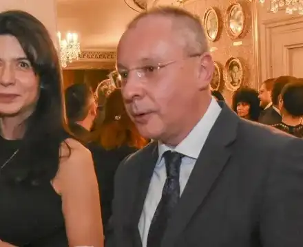 Жената на Станишев стана пианистка (Моника тръгна и на уроци по френски)