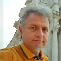 Къци яде дини собствено производство