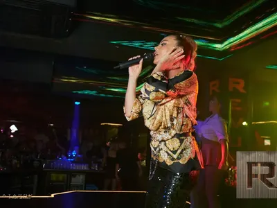 Камелия неприлично се обарва пред зяпачи, спретна пийпшоу за гарнитура (Снимки)