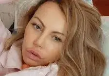 Камелия разпуска с узо на плажа