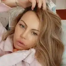 Камелия разпуска с узо на плажа