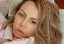 Камелия разпуска с узо на плажа