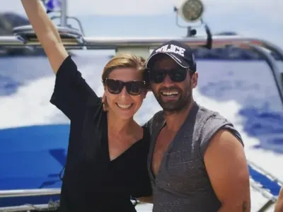 Караджов от „Бригада нов дом“ отмаря в Гърция (СНИМКИ по бански)