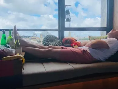 Карантинираха Захари Бахаров в Лондон! Актьорът се отдаде на алкохола