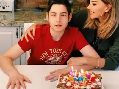 Като подарък за рождения ден: Есил Дюран ваксинира сина си