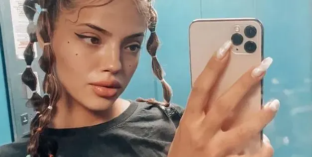 Кой като нея?! Дара лети със самолет от Бургас до София (Задръстванията били досадни)