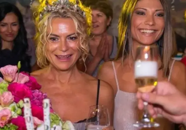 Кремена Халваджиян с черна торта за РД