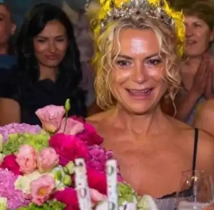 Кремена Халваджиян с черна торта за РД