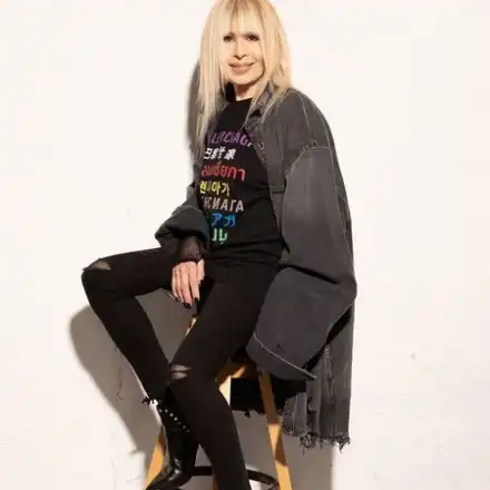 Лили Иванова със скъсани дънки за 3 бона