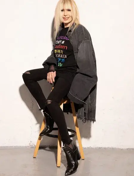 Лили Иванова със скъсани дънки за 3 бона