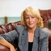 Лора Виденлиева  избяга с частен самолет и 15 куфара с ценности и бижута  от размирен ЮАР