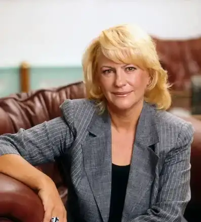 Лора Виденлиева  избяга с частен самолет и 15 куфара с ценности и бижута  от размирен ЮАР