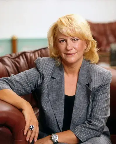 Лора Виденлиева  избяга с частен самолет и 15 куфара с ценности и бижута  от размирен ЮАР