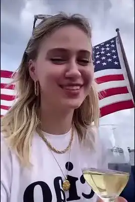 Мария Бакалова купонясва на яхта