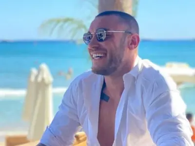 ММА боецът Дани Илиев се гушка с меки китки на Миконос