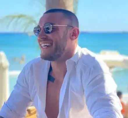 ММА боецът Дани Илиев се гушка с меки китки на Миконос