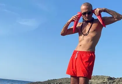 На Дони му пораснаха уши