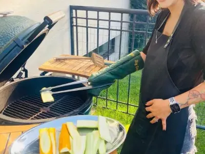 Напук на горещините: Деси Цонева запали барбекюто