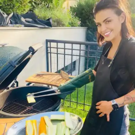 Напук на горещините: Деси Цонева запали барбекюто