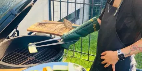 Напук на горещините: Деси Цонева запали барбекюто