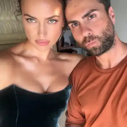 Нашенец гримира Ирина Шейк за корица на списание без дрехи (Снимки в галерията)