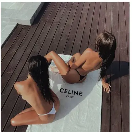 Николета и сестра й лъснаха по монокини (Горещо фото)