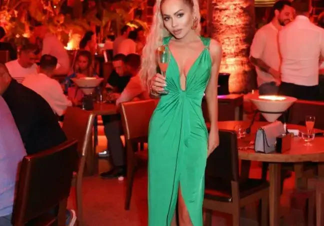 Нора Недкова видя Батмобила (ФОТО в галерия)