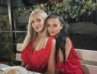 Осипова целува страстно друга жена (Плеймейтката на море по женски)