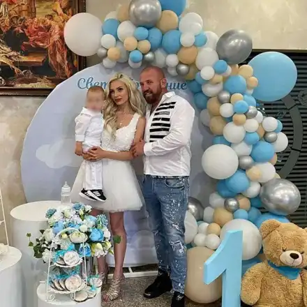 Пачки със стотачки мята бабаитът Динко (Снимки)