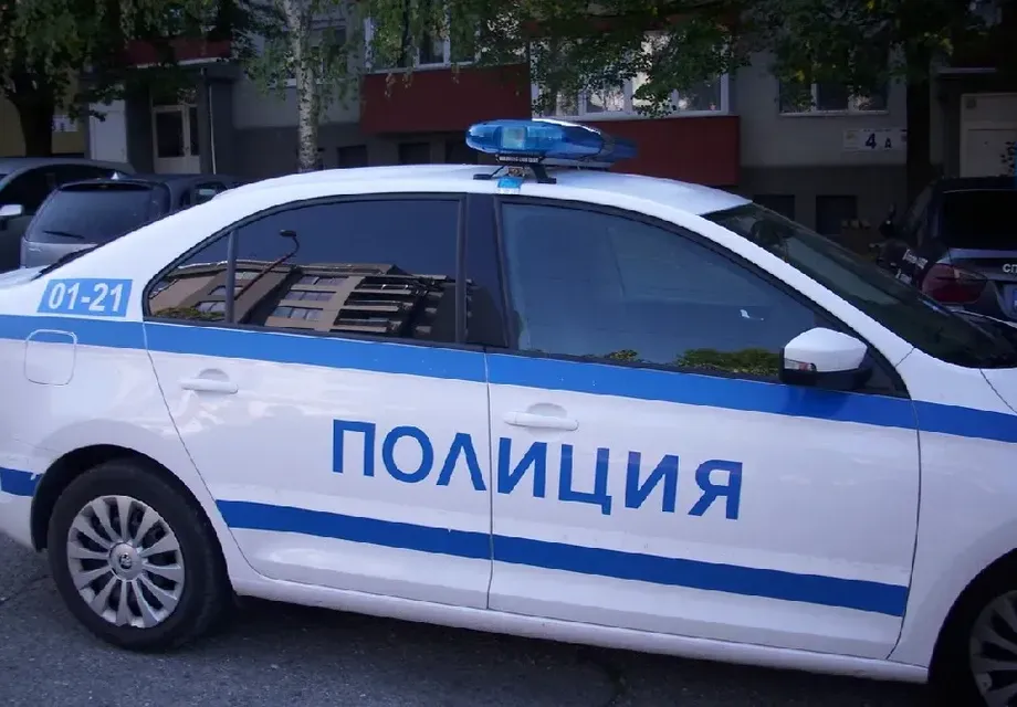 Папарашки удар: Папи Ханс „загражда“ гореща блондинка