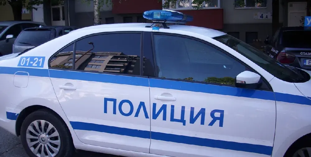 Папарашки удар: Папи Ханс „загражда“ гореща блондинка