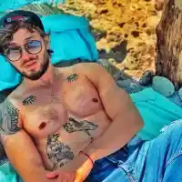 Папи Ханс губи  шефски пост  заради музиката