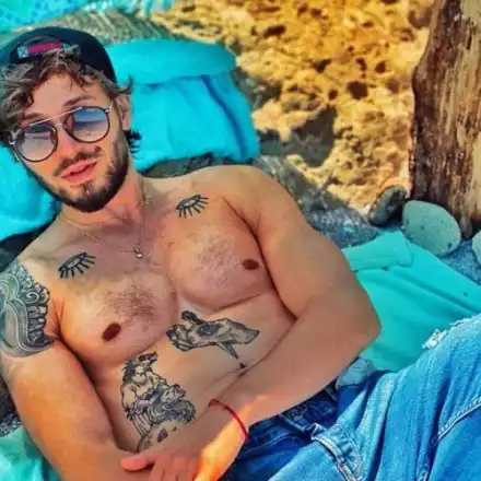 Папи Ханс губи  шефски пост  заради музиката